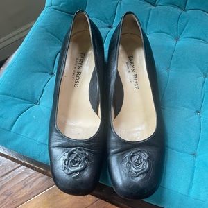 Taryn Rose 8.5 vintage women’s kitten heels. Good condition leather heels.